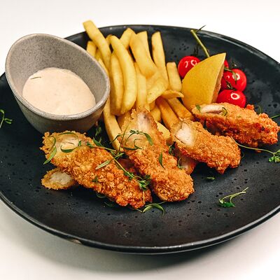 Хрустящая телапия с картофелем фри и соусом цезарь в Клевая блиновая по цене 510 ₽