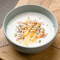 Овсянка с томленой грушей и соленой карамельюв Debaton