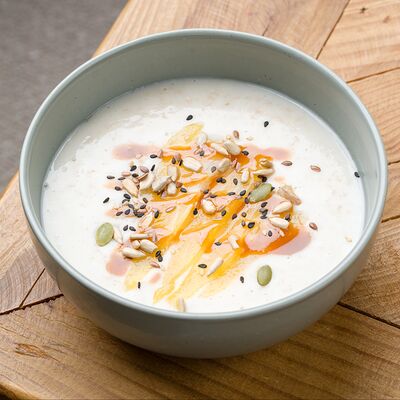 Овсянка с томленой грушей и соленой карамельюв Debaton по цене 375 ₽