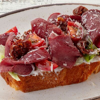 Теплая бриошь с говядиной смокер, вялеными помидорами, пармезаном и сливочно-сырным соусом в Чили пицца по цене 600 ₽