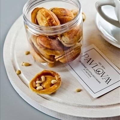 Орешки в баночке в PAVLOVAA по цене 431 ₽