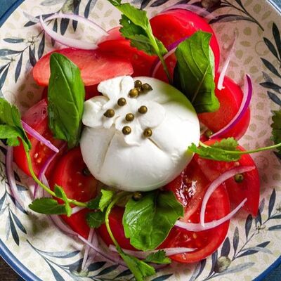 Салат с бурратой в Тбилисоба по цене 960 ₽