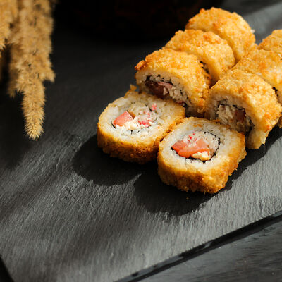 Ролл Темпура со снежным крабом в Yomayo по цене 410 ₽