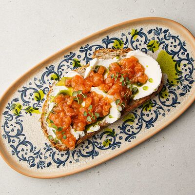 Брускетта с лососем в Философия по цене 830 ₽