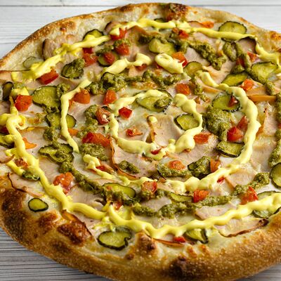 Пицца Сырный цыпленок в Xpizza по цене 839 ₽