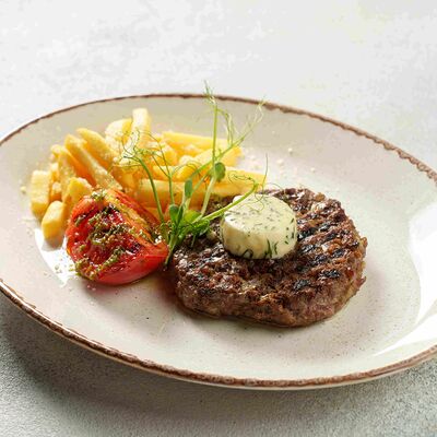 Плескавица - бифштекс с картофелем фри и помидором гриль в Pitnica по цене 600 ₽