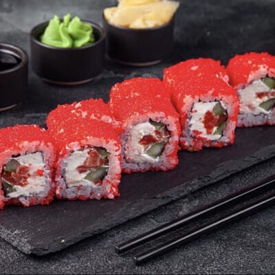 Ролл Калифорния с лососемв Мёд по цене 549 ₽