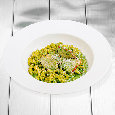 Брациолле с копченым цыпленком в сливочно-шпинатном соусе и пармезаном в Перчини по цене 590 ₽