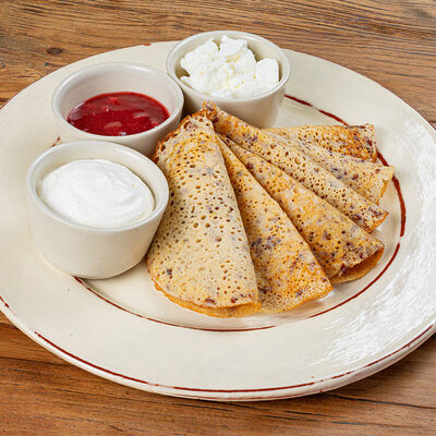 Блины с семенами льна, творогом и ягодным соусом в Pinch по цене 770 ₽