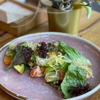 Салат с креветками, авокадо и мандарином в Дади по цене 625