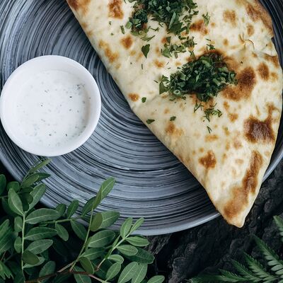 Чуду с ветчиной из индейки, грибами и соусом бешамельв Край древних гор по цене 490 ₽