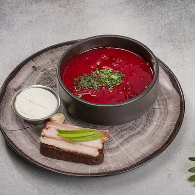 Борщ с говядиной, фасолью и копченой грушей в Family Grill по цене 580 ₽