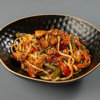 Лапша удон с цыпленком и арахисовым соусом в Wokstreet