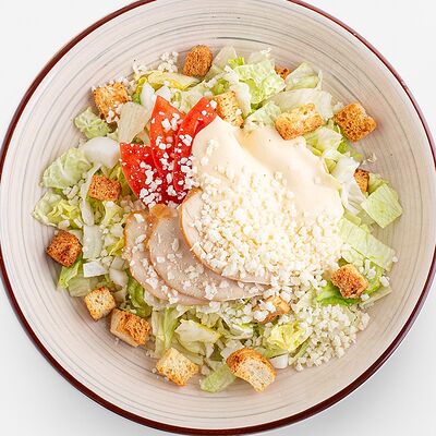 Салат Цезарь с курицей домашнего копчения в Вилка Ложка по цене 217 ₽