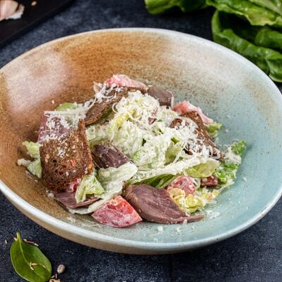 Салат Цезарь с запечённым гусём в Гусь по цене 793 ₽