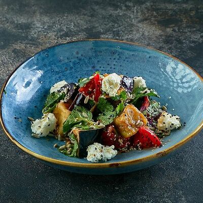 Теплый салат с хрустящими баклажанами в Двор Помидор по цене 630