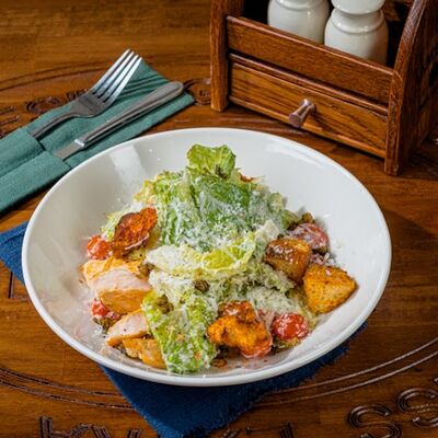 Салат Цезарь с курицей в Big Jim’s Pub по цене 890 ₽