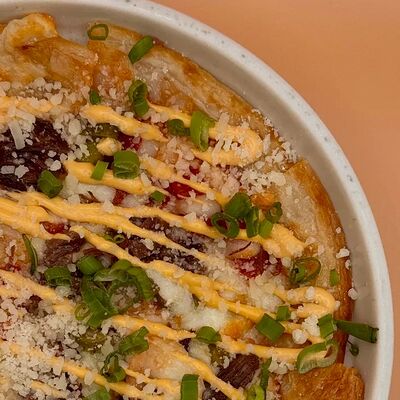 Роти с говяжьими щечками, томатным соусом, копченым сулугуни и моцареллой в 1961 coffee по цене 590 ₽