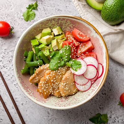 Поке с курицей в остро-сладком соусев Poke & TomYum по цене 1000 ₽