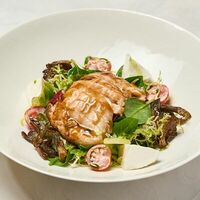 Салат с цыпленком, моцареллой и вешенками в u.bistro
