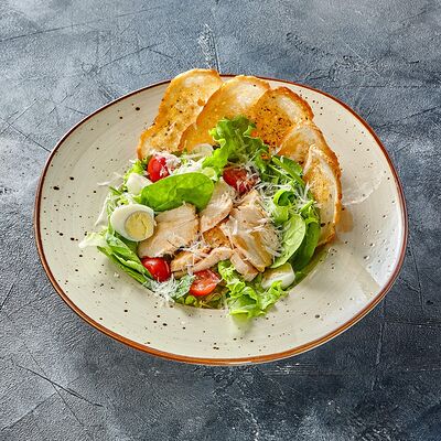 Салат Цезарь с курицейв Менуа по цене 820 ₽