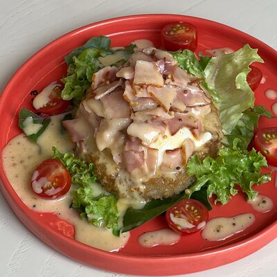 Картофельный хашбраун с яйцом и грудинкой в Zanoza Kруассантерия по цене 680 ₽