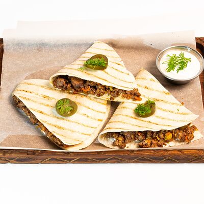 Кесадилья в Harats pub по цене 670 ₽