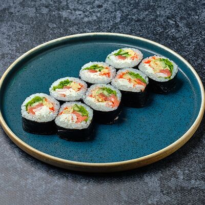 Футомаки с креветками и копченым лососем в Mesto Sushi & Grill по цене 590