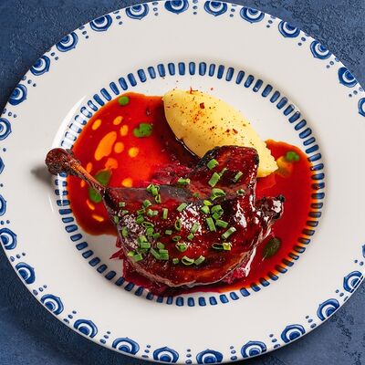 Утиная ножка конфи с гурийской капустой и картофельным кремом в Дзеими по цене 878 ₽