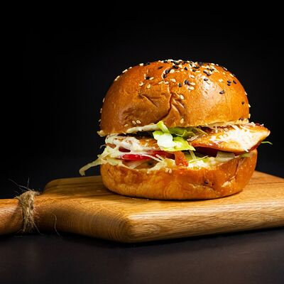 Бургер цезарь в Фуди Люди по цене 679 ₽