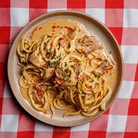 Спагетти с беконом, кальмаром и соусом биск в Spaghetti Incident