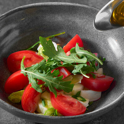 Салат из свежих овощей и зелени с маслом в Goodman по цене 570 ₽