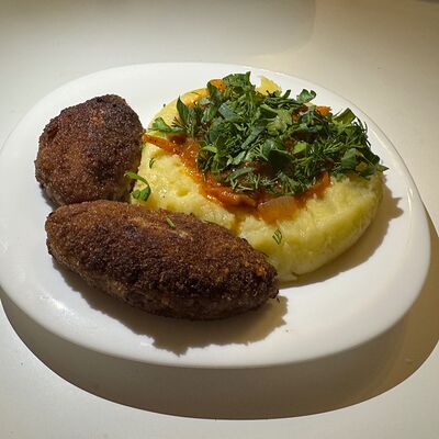 Котлеты говяжьи с пюре в Мубарак по цене 800 ₽