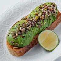 Тост с авокадо в Loona