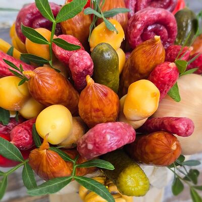 Мужской букет с колбасой и сыром в кружке в Buketonline - Съедобные букеты и клубника в шоколаде по цене 6600 ₽