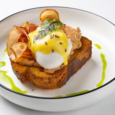 Бриошь с яйцом Бенедикт, беконом и вялеными томатами в Colors Сafe по цене 670 ₽