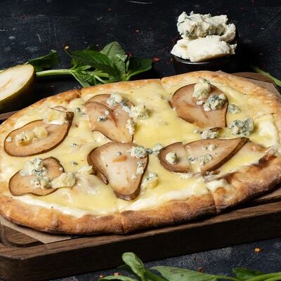 Пицца дорблю-грушав Bo-bo lounge по цене 1050 ₽