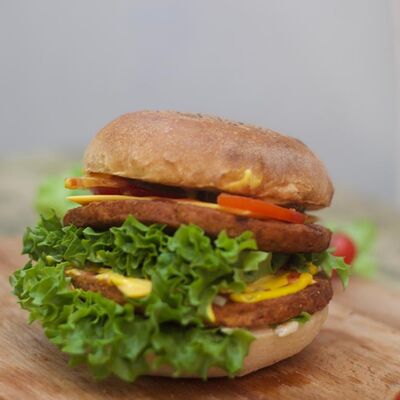 Бургер большой с двумя котлетами в Шаурма у дома халал по цене 690 ₽