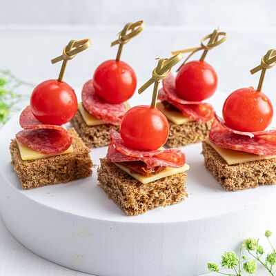 Аппетитный ржаной слой с салями и томатами в KanapeFest по цене 1720 ₽