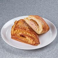 Слойка с ветчиной и сыромв Европа