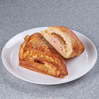 Слойка с ветчиной и сыромв Европа по цене 85 ₽