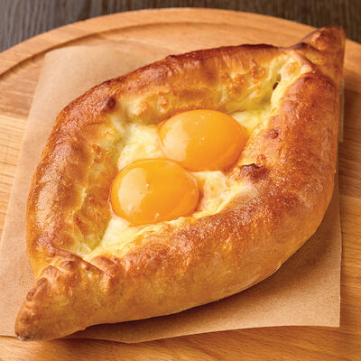 Хачапури по-аджарски с двумя желтками в Сандуны Урал по цене 770 ₽