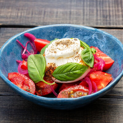 Буррата с томатами и аджикой в Потроха по цене 529