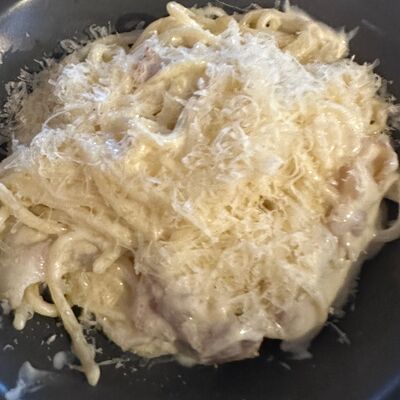 Домашние спагетти Карбонара в Леопольд по цене 640 ₽