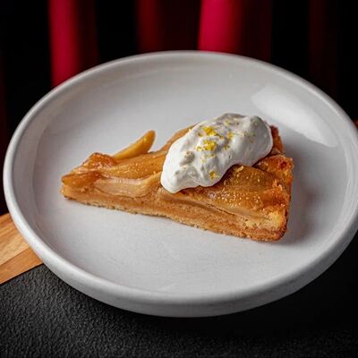 Грушевый пирог с кремом из сгущенного молока и сметаныв Раковая на Петроградке по цене 850 ₽