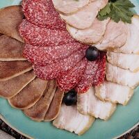 Мясная тарелка в Grenka на Труда