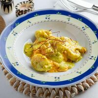 Скрэмбл с креветками в соусе масала и домашней лепешкой роти в Cape