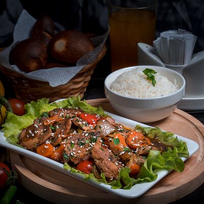 Свинина с овощами по корейски в Тесоро по цене 590 ₽