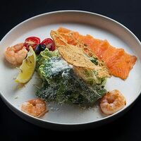 Цезарь с лососем и креветками в Месса Ересь