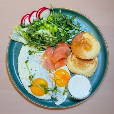 Сытный завтрак с слабо соленым лососем в The art cafe по цене 825 ₽